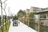 竹南后厝龍鳳宮前的龍鳳大圳施作步道完工，步道無障礙設計，方便輪椅族使用